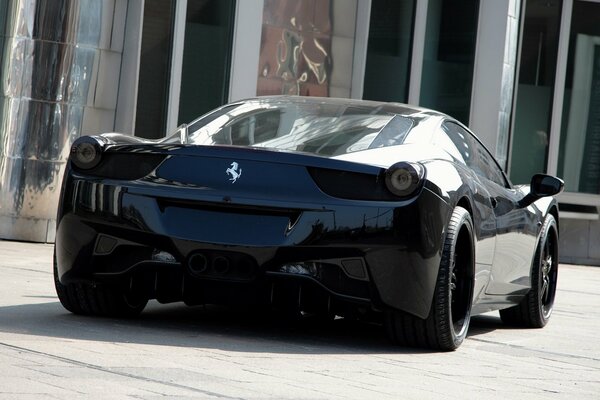 Coche Ferrari negro con insignia de caballo