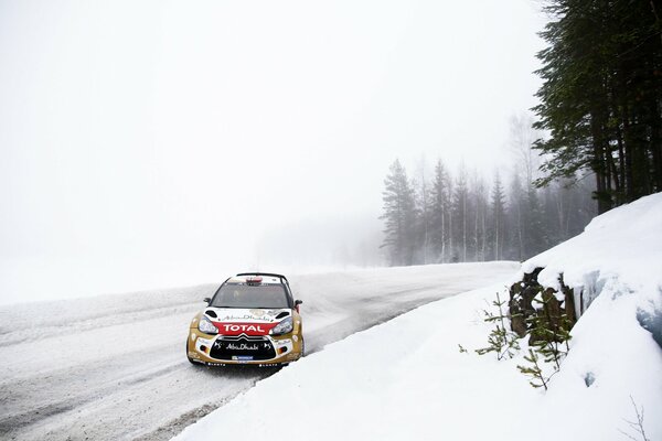 La voiture de course Citroën dérive en hiver