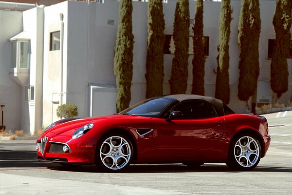 Voiture rouge Alfa Romeo 8V