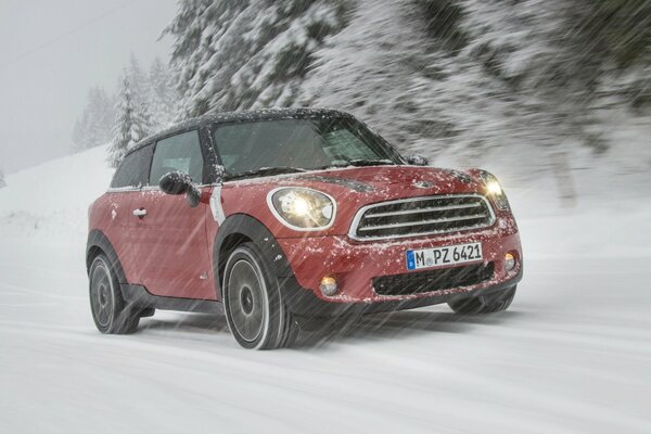 Mini Cooper su una pista innevata nel bosco