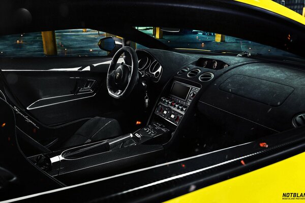 Interior of the yellow lamborghini gallardo lp 570-4