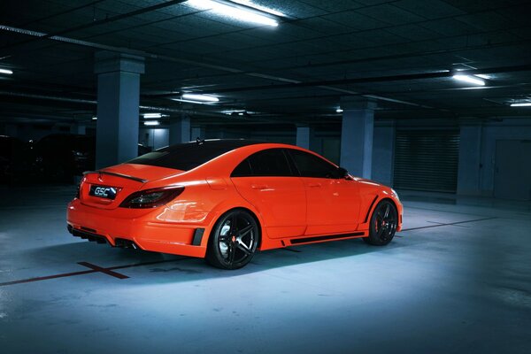 Tuning einstellen. Rotes Auto Mercedes-Benz cls 63 amg gsc auf dem Parkplatz