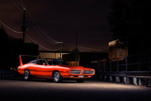 Dodge charger rouge sur fond sombre