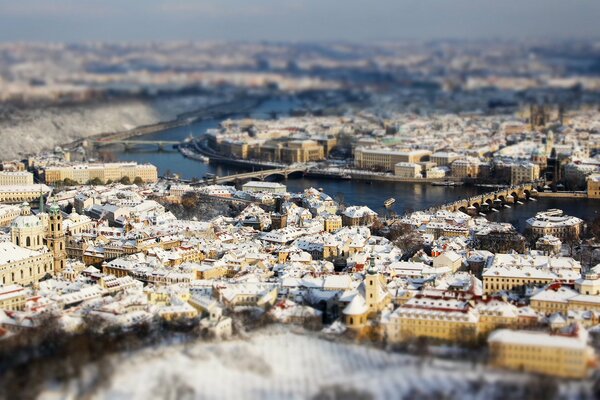 Der Blick auf das winterliche Prag ist verschwommen