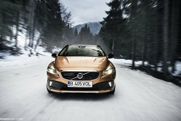 Geschwindigkeit des volvo v40 cross country auf der Winterstraße