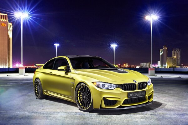 BMW jaune la nuit dans la coloration des feux de nuit