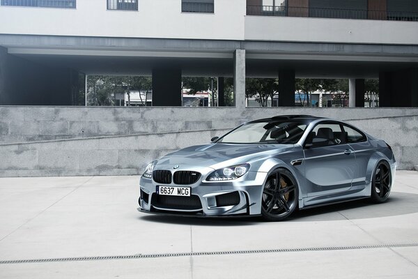 Voiture futuriste argent bmw m6