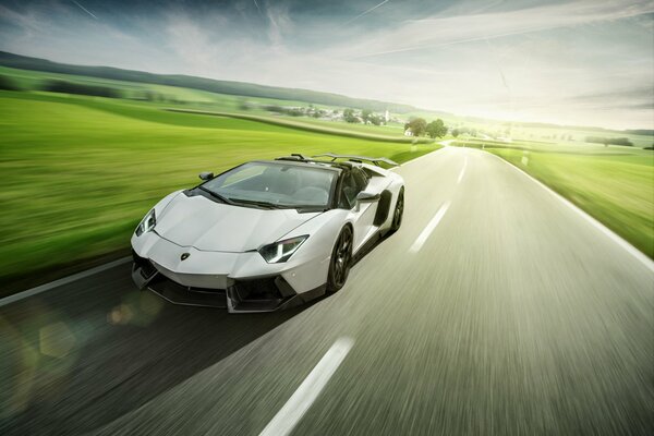 Biały samochód lamborghini aventador