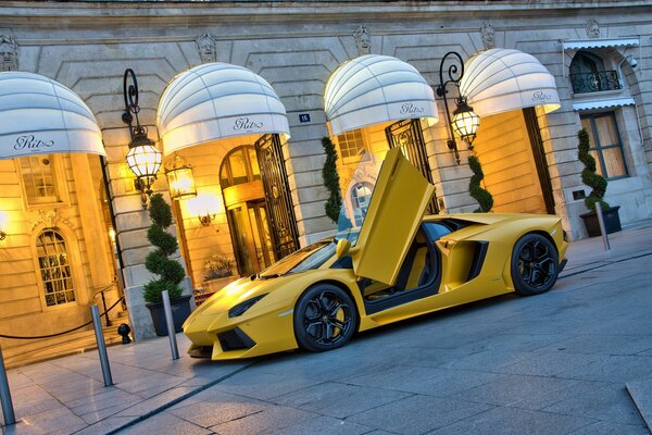 Żółty lamborghini aventador lp700-4 przed budynkiem