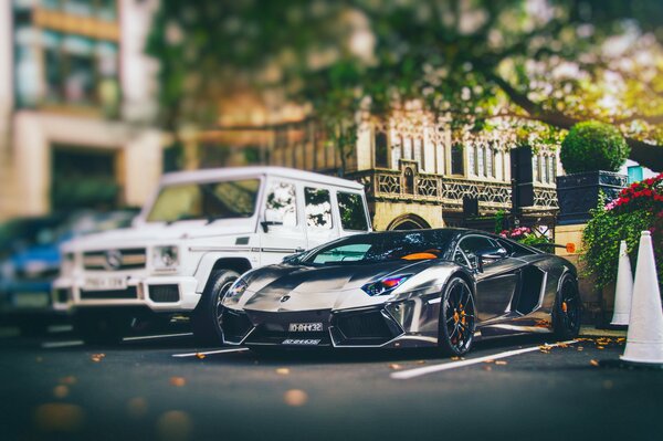 Dos coches caros están en el Aparcamiento