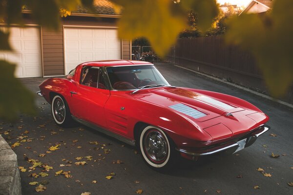 Rouge élégant chevrolet Corvette stingray