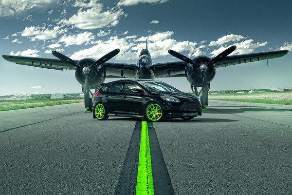 Coche al lado del avión en la pista