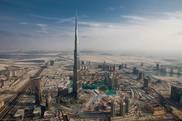 Der Turm des Dubai Towers durchdringt den Himmel