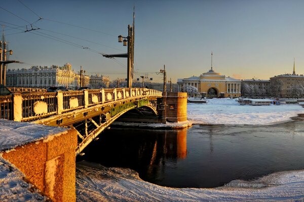 Дворцовый мост в г. Санкт-Петербурге ведущий к зимнему дворцу