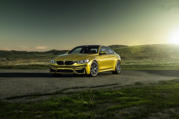 BMW amarillo en oscuro