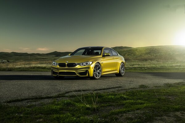 BMW gialla su scuro