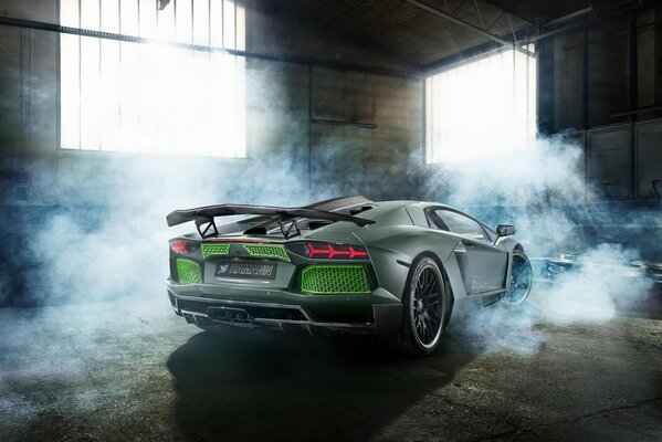 Weißer Lamborghini mit grünen Kühlergrill hinten