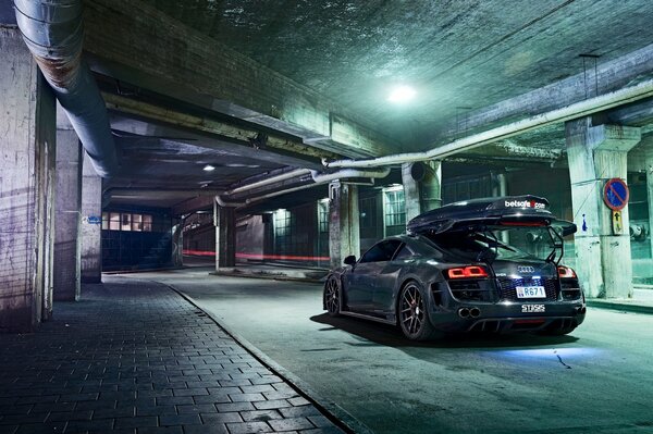 Voiture noire dans un parking souterrain