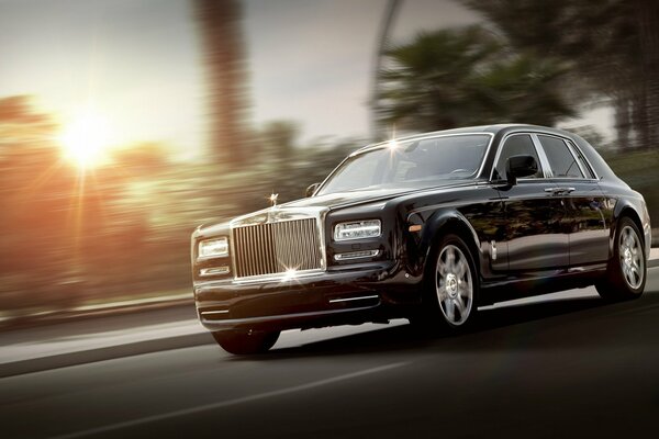 Rolls Royce noir sur fond flou