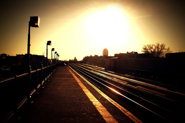 Piękny zachód słońca na peronie