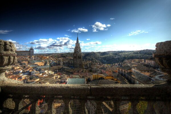 Panorama de Toledo en medio de cielos nubosos