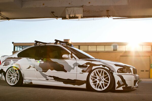 Voiture de sport BMW série 3 avec aérographe camouflage
