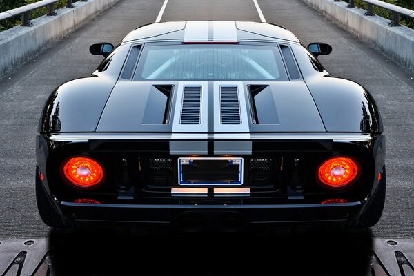Ford deportivo negro con luces traseras incluidas, vista trasera
