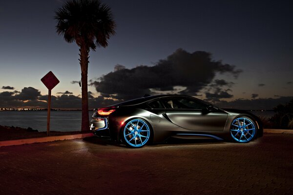 Coche en el paseo marítimo, Llantas con luces