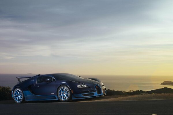 Bugatti bleu sur fond de mer au coucher du soleil