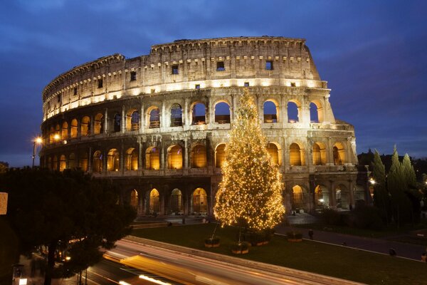 Vista del Coliseo con el árbol de Navidad