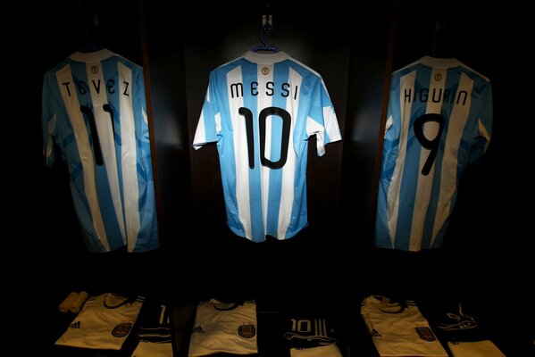 Camisetas de la selección Argentina en un Cuarto oscuro