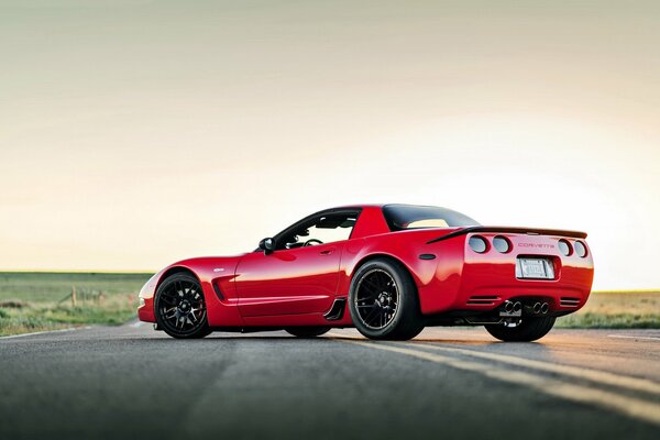 Auto chevrolet corvette di colore rosso