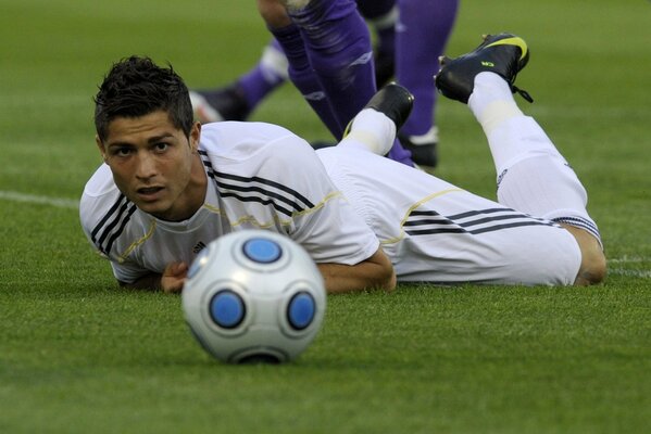 Gioco di calcio. Ronaldo giace sul prato