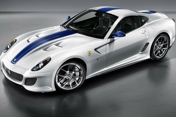 Ferrari 599 in pelle con striscia blu