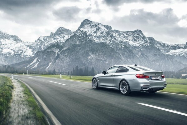 Gris BMW M4 avec vue sur la montagne