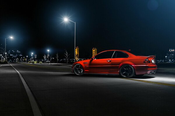 Un bmw rojo vuela por la calle