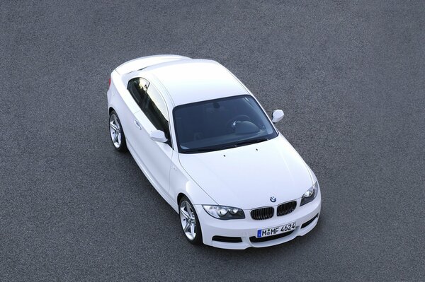 Voiture blanche BMW sur l asphalte vue de dessus