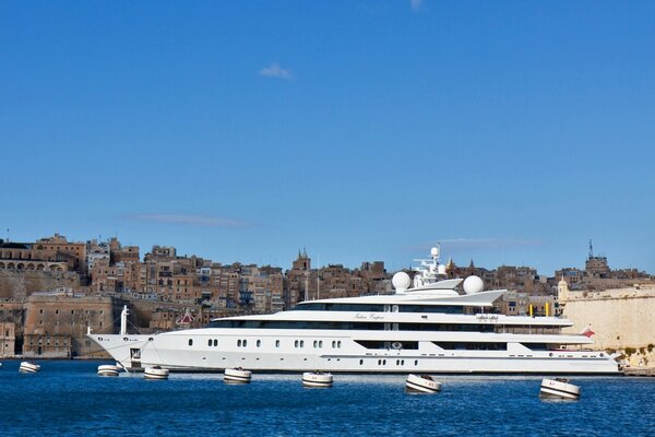 Die große Yacht von Valleta Malta