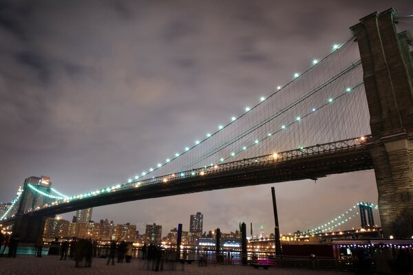 Puentes luces gente ciudad