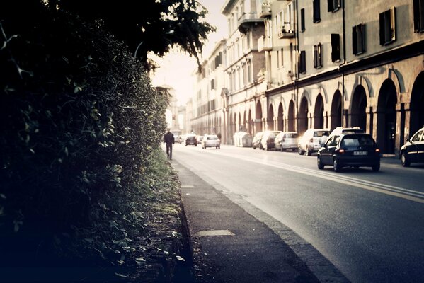 Via della città con i pedoni e le automobili