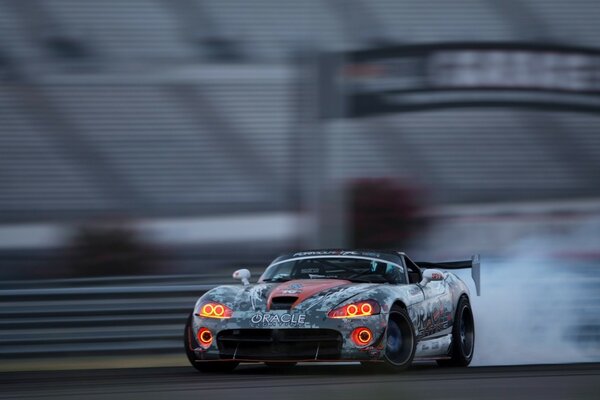 Voiture avec des phares lumineux pendant la course