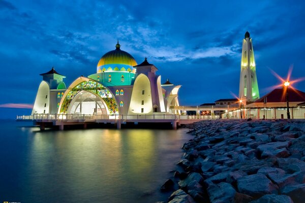 Casa iluminada en el muelle