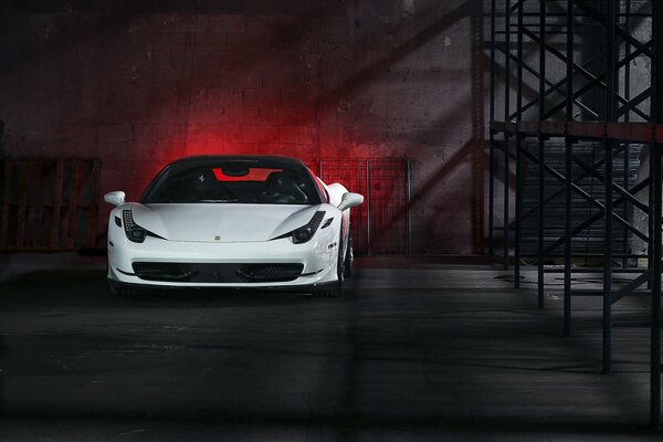 Ferrari biały widok z przodu