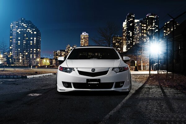 Auto Honda Accord y vista nocturna de la ciudad