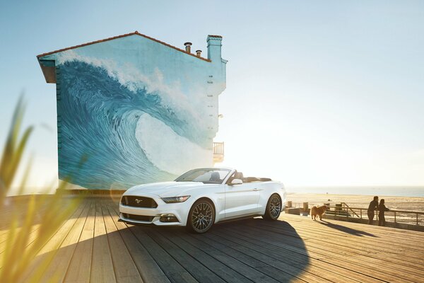 Convertible blanco en una playa amarilla