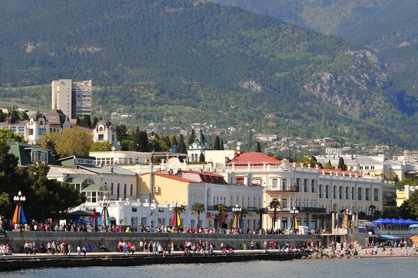 Terraplén en Crimea en verano