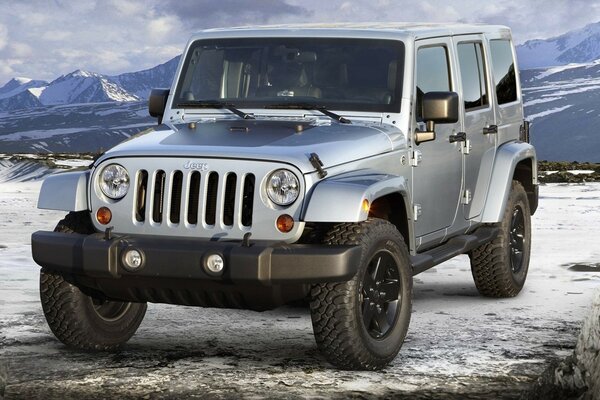 SUV dans les montagnes. Belle photo de Jeep. Jeep dans les montagnes