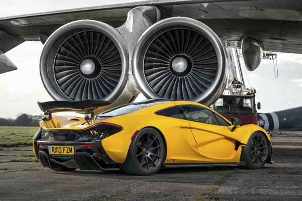 Voiture de sport jaune agressive McLaren sur fond de moteurs d avion