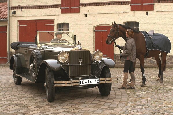 Retro samochód audi z 1929 roku obok konia