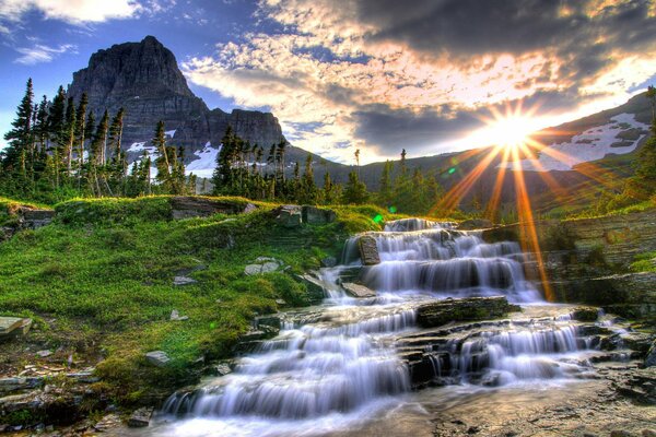 Paisaje de montaña con cascada rocosa